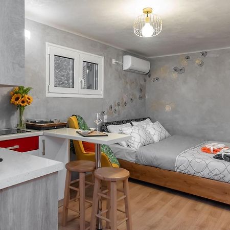 Cozy Tiny Apartment In The Heart Of Plaka 雅典 外观 照片